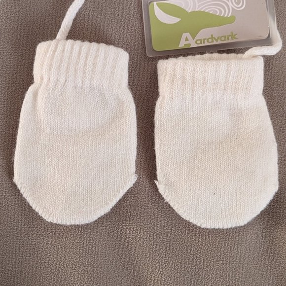 Aardvark White Baby Hat and Mits Ensemble - Picture 6 of 7